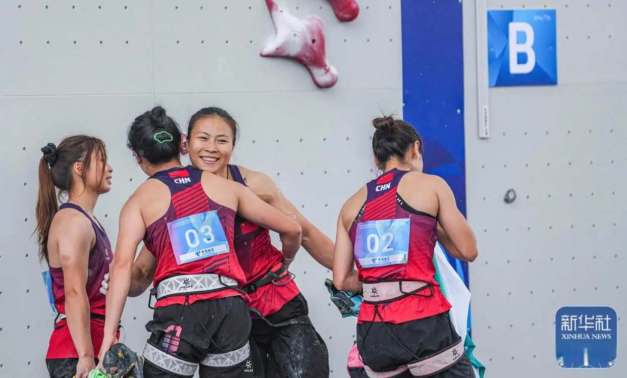 与张少琴拥, 记者