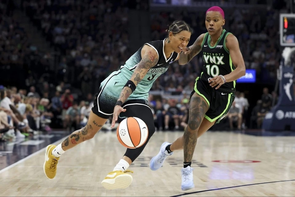 这两支球队, 为球队安排, 划外的事件